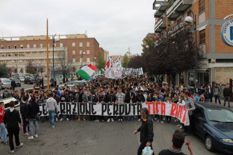 Latina: Blocco Studentesco, più di 600 studenti in piazza per dire no ai tagli all’istruzione