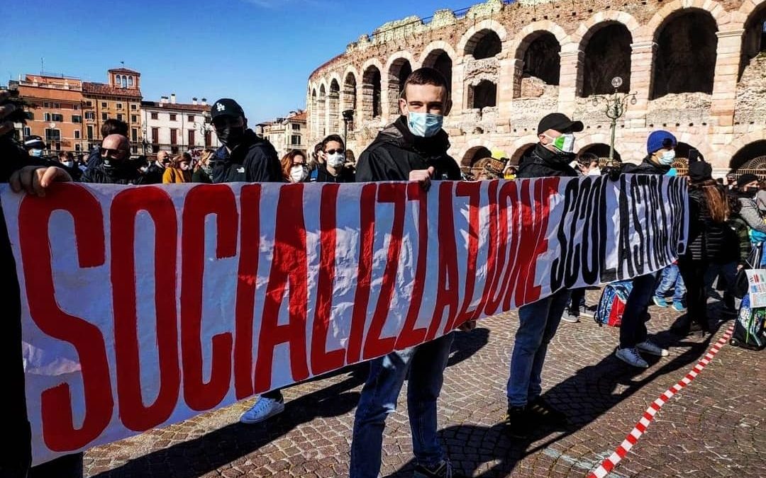 SOCIALIZZAZIONE SCOLASTICA A VERONA NELLA PIAZZA CONTRO LA DAD