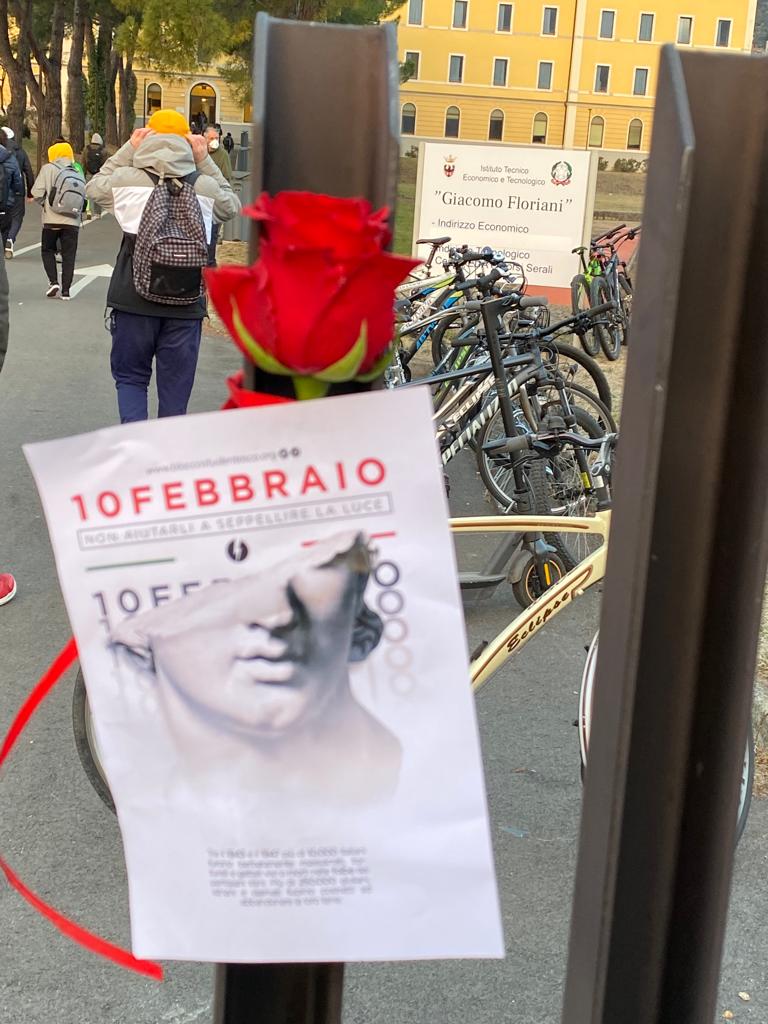 trento blocco studentesco foibe non aiutarli a seppellire la luce