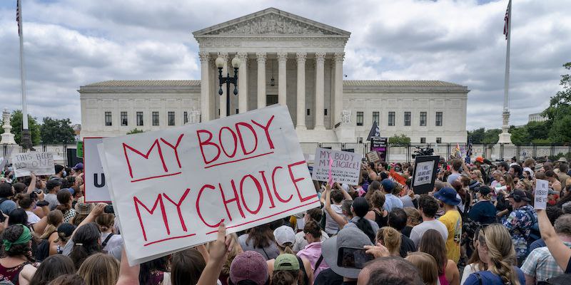 PERCHÉ IL DIBATTITO PRO O CONTRO L’ABORTO NON RISOLVE NULLA